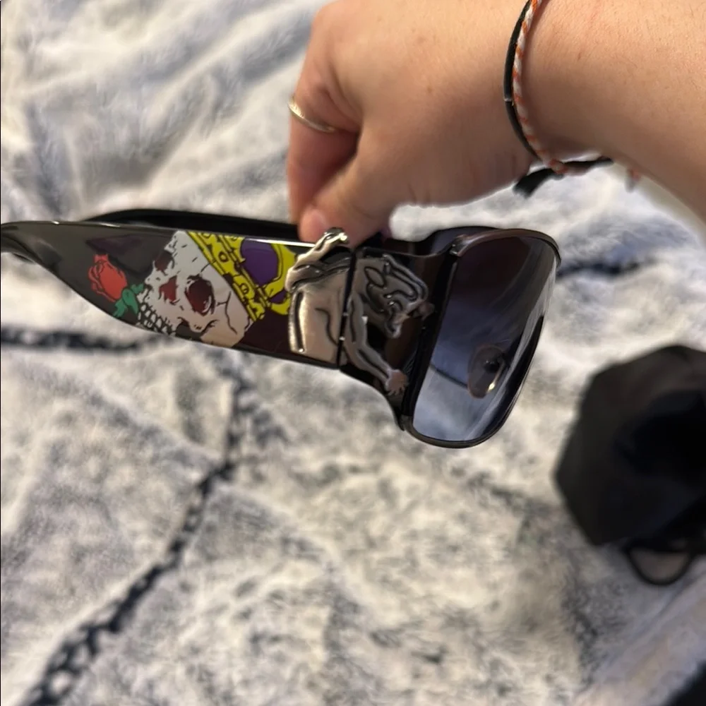 Stylish Black and Sliver Sunglasses Ed Hardy brand skulls on side with 🌹 roses - Picture 5 of 8